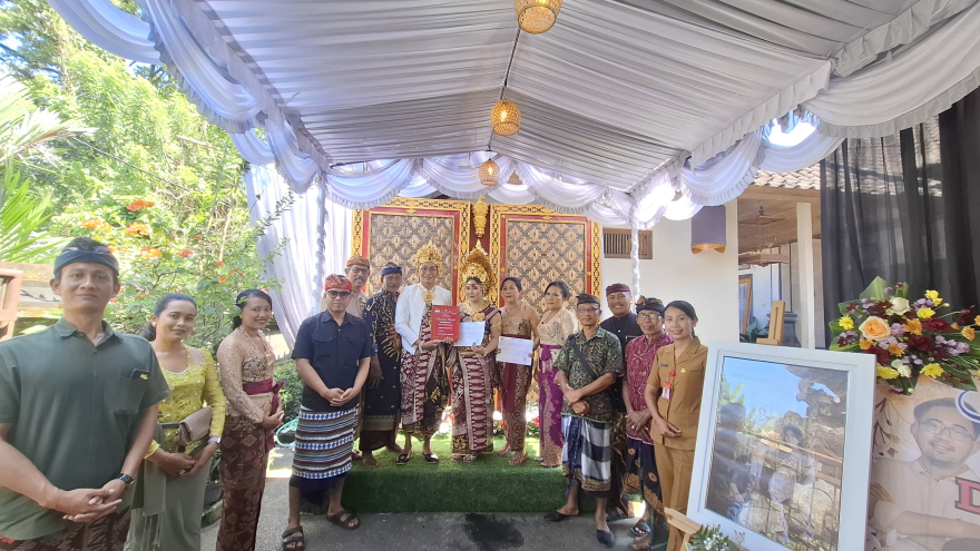 Pemerintah Desa Kuwum Serahkan Dokumen Program Semara Ratih kepada Pengantin di kediaman di Banjar Dinas Kuwum Tegallinggah, Desa Kuwum, Kecamatan Marga, Kabupaten Tabanan