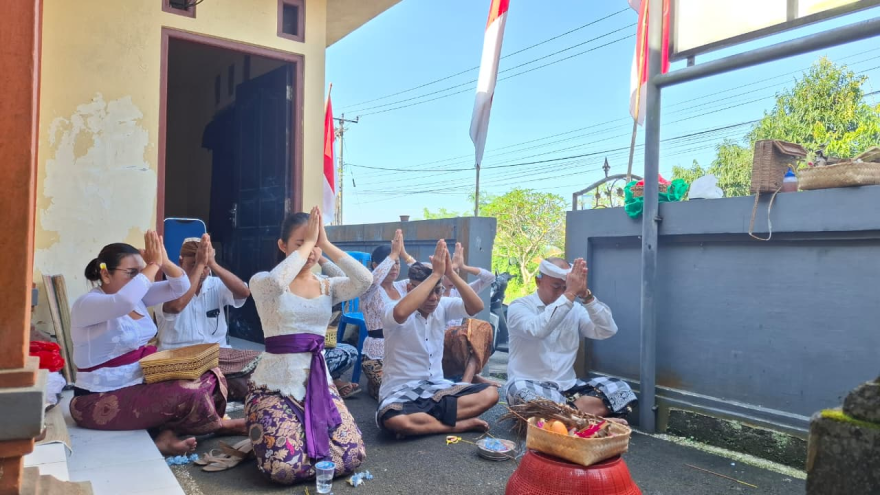Pemerintah Desa Kuwum melaksanakan persembahyangan bersama Piodalan Rambut Sedana ring BUMDes Panca Sadhu Desa Kuwum