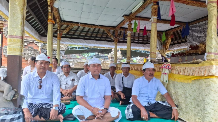 Persembahyangan bersama ke Pura Dalem Wisesa di Banjar Dinas Kuwum Mambal, Desa Kuwum, Kecamatan Marga, Kabupaten Tabanan