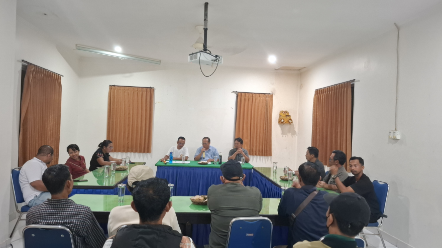 Musdesus Pembahasan Penggantian Penerima BLTDD yang meninggal bertempat di ruang rapat Kantor Desa Kuwum