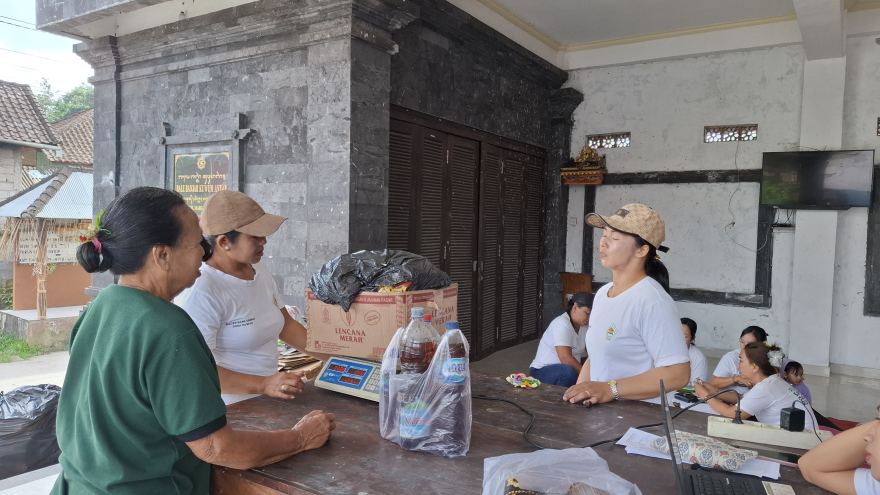 Bank Sampah Anyar Lestari bertempat di Balai Banjar Dinas Kuwum Anyar, Desa Kuwum, Kecamatan Marga, Kabupaten Tabanan