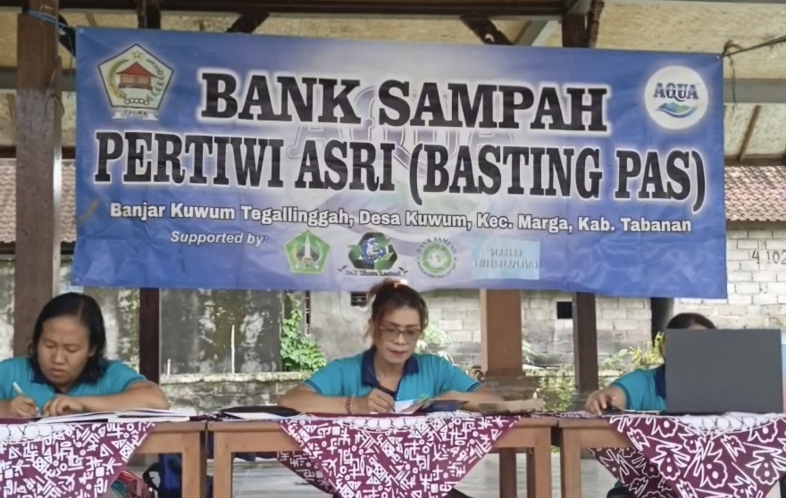 Bank Sampah Pertiwi Asri di Balai Banjar Dinas Kuwum Tegallinggah, Desa Kuwum, Kecamatan Marga, Kabupaten Tabanan