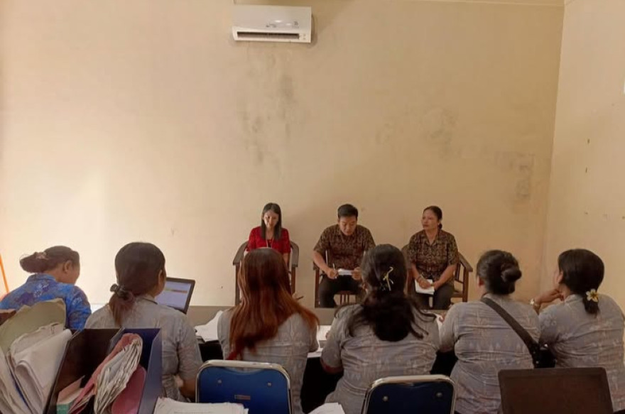 Rapat Evaluasi Kegiatan Posyandu Siklus Hidup Desa Kuwum, Kecamatan Marga, Kabupaten Tabanan